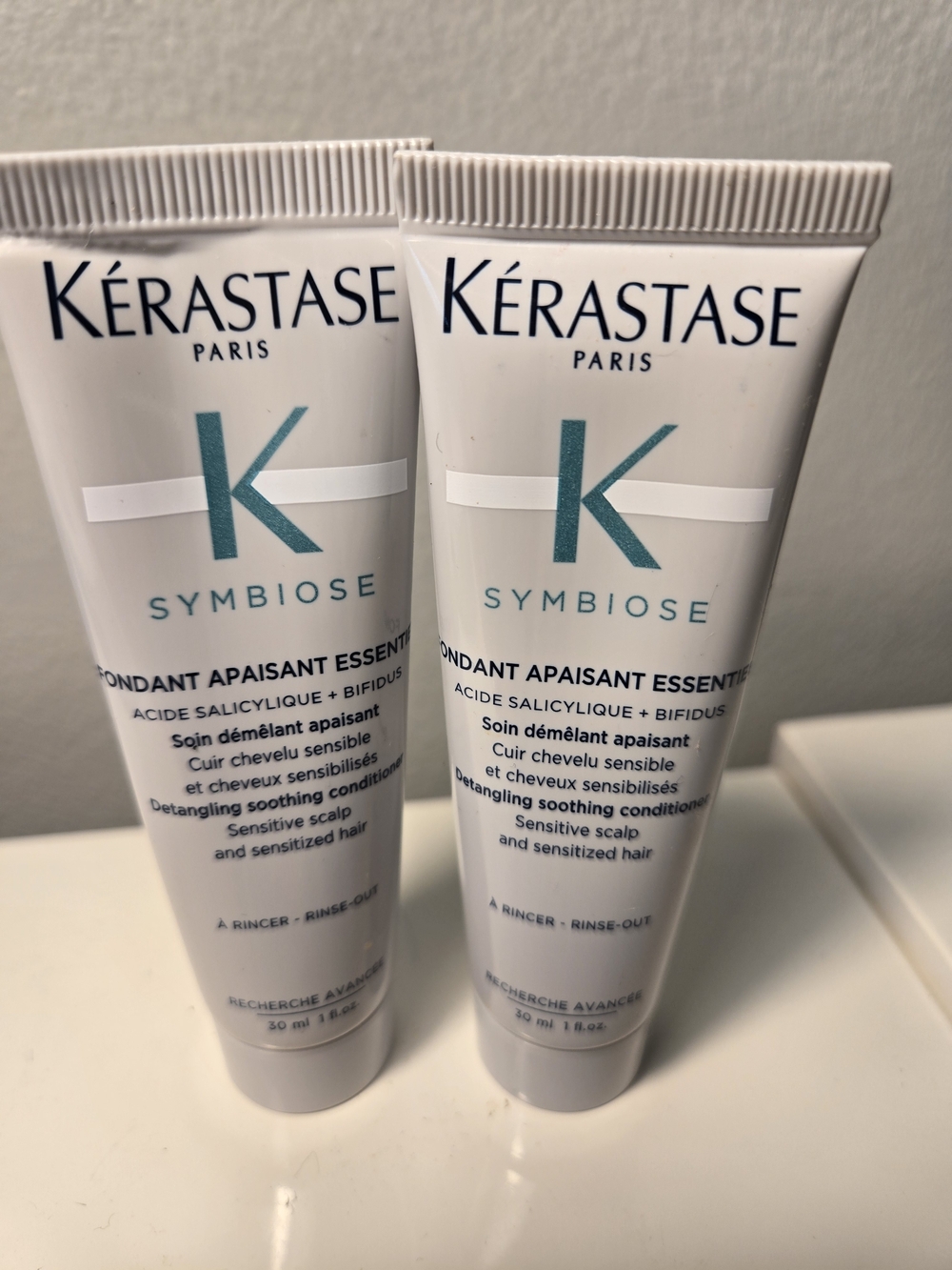 New KERASTASE Symbiose Soothing Detangling Conditioner - White/Teal